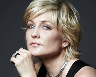 Photo of Blue Bloods' cast, Amy Carlson