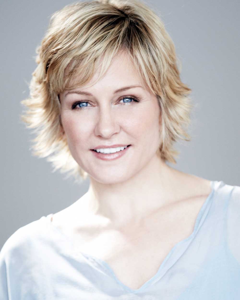 Photo of Amy Carlson.